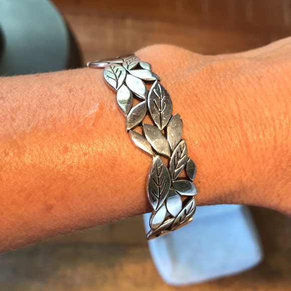 Sterling silver cuff bracelet by John Hardy. Leaf design - Picture 2 of 3